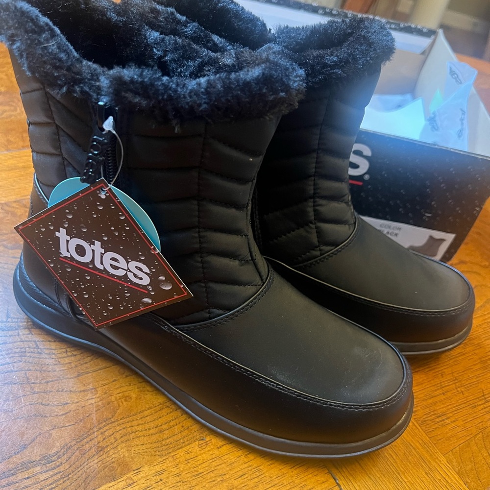 Totes Waterproof Black Quilted Rain Snow Jarablack Boots with Faux Fur Lining.